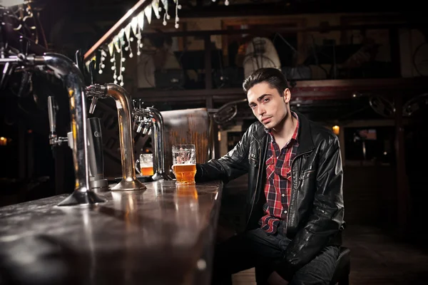 Was een harde dag. Depressief man bier drinken in bar — Stockfoto