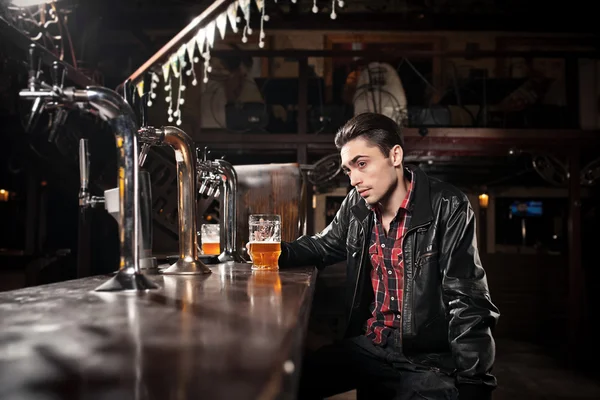 Foi um dia difícil. Deprimido bebendo cerveja no bar — Fotografia de Stock