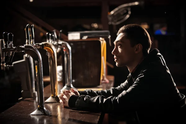 Foi um dia difícil. Deprimido bebendo cerveja no bar — Fotografia de Stock