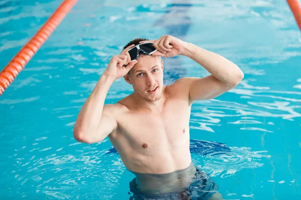 Плавець у басейні — стокове фото