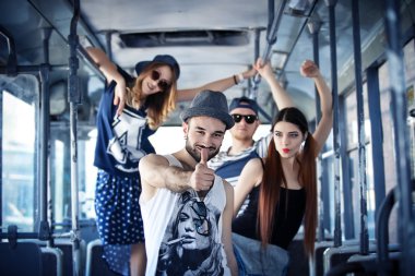 Gençlik partisi. şirket eğlenceli. Otobüste, stil parlak insanlar