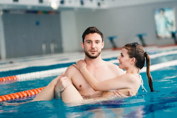 Jovem casal na piscina — Fotografia de Stock