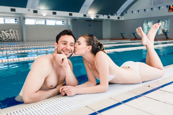 Pareja joven en la piscina — Foto de Stock