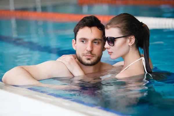 Junges Paar im Schwimmbad — Stockfoto