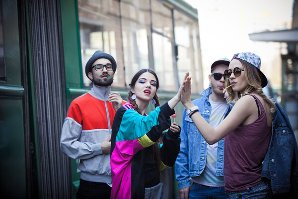 молодежная вечеринка. стильные люди. яркий. весело в компании
.