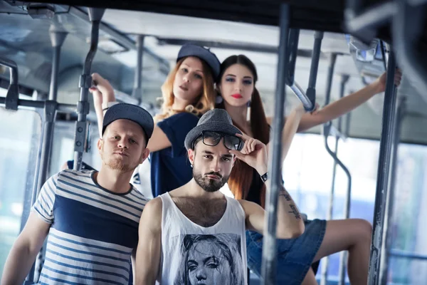 Fiesta juvenil. compañía divertida. personas brillantes en el autobús, el estilo — Foto de Stock