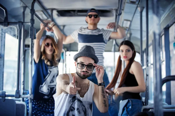 Fiesta juvenil. compañía divertida. personas brillantes en el autobús, el estilo — Foto de Stock