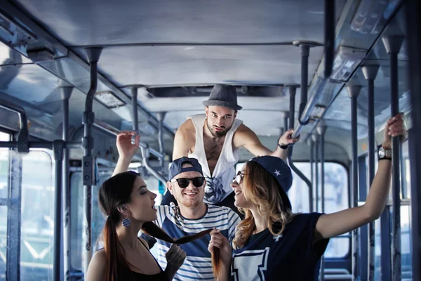 Partia młodzieży. zabawy firmy. jasny ludzi w autobusie, styl — Zdjęcie stockowe
