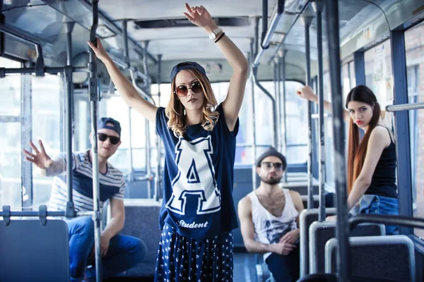 Fête de jeunesse. compagnie amusante. personnes brillantes dans le bus, style — Photo