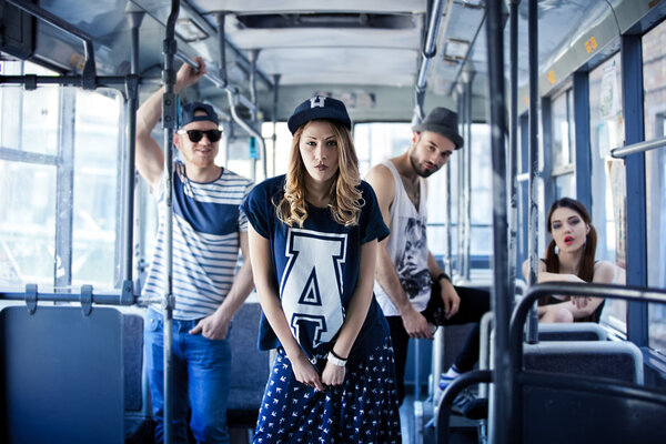 молодежная вечеринка. веселая компания. яркие люди в автобусе, стиль
