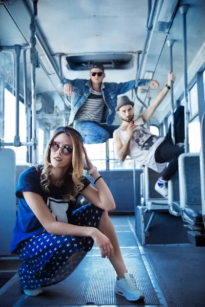 Festa da juventude. Companhia divertida. pessoas brilhantes no ônibus, estilo — Fotografia de Stock