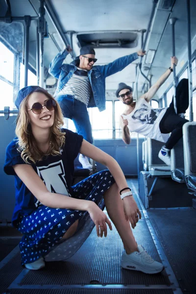 Fiesta juvenil. compañía divertida. personas brillantes en el autobús, el estilo — Foto de Stock