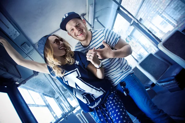 Pareja con estilo de amor en el transporte, estilo retro — Foto de Stock