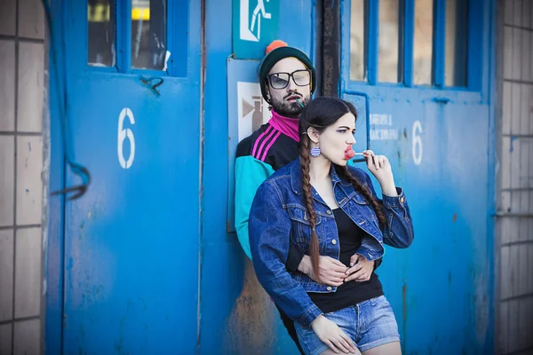 Jugendparty. Stilvolle Menschen. hell. Spaß im Unternehmen. — Stockfoto