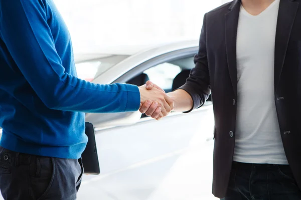 Bra affär. Närbild skott av händerna skakar fram bilen — Stockfoto