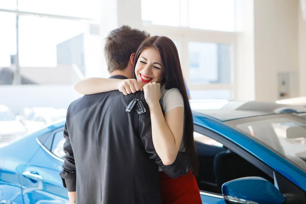 Young couple with car keys — Stock Photo, Image