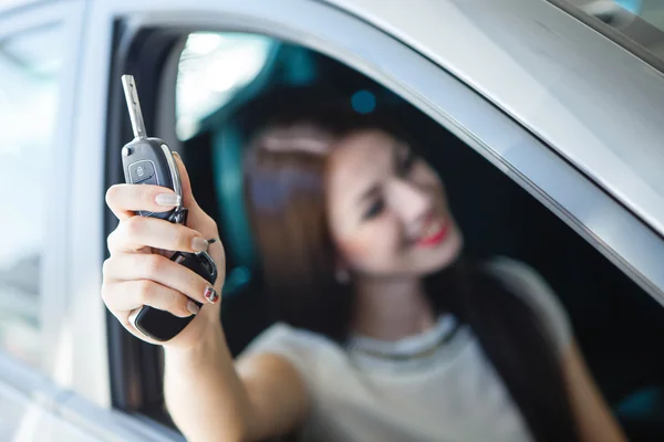 Mooi meisje met autosleutels — Stockfoto