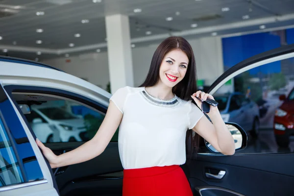 Hermosa chica con llaves del coche — Foto de Stock