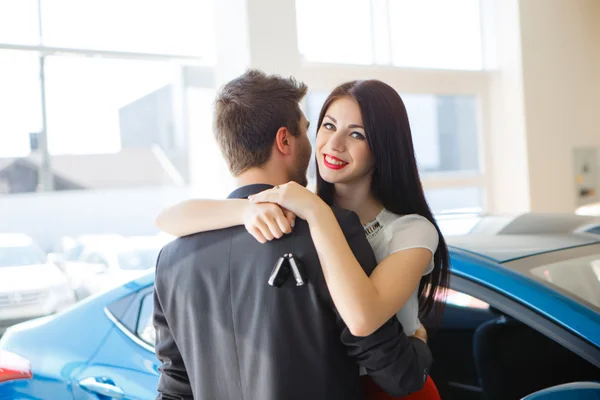 Jovem casal com chaves de carro — Fotografia de Stock