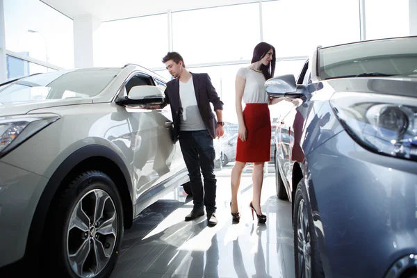 Couple chooses the car — Stock Photo, Image