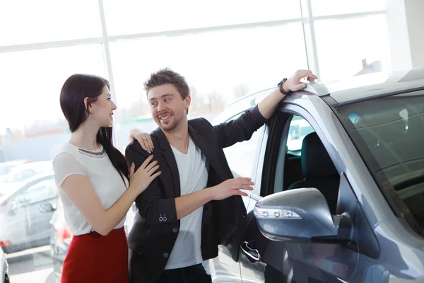 Couple chooses the car — Stock Photo, Image