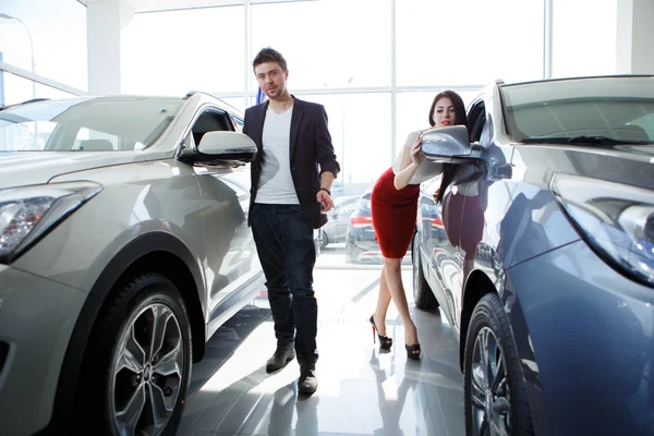 Couple chooses the car — Stock Photo, Image