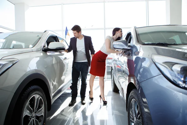 Couple chooses the car Royalty Free Stock Photos