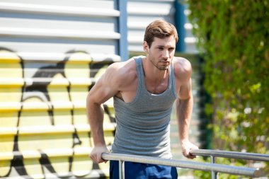 Egzersiz, sporcu pull ups yatay çubuk