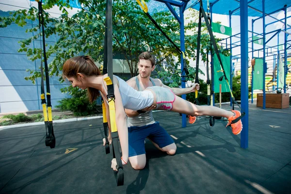 Persone fa allenamento di sospensione con cinghie di fitness all'aperto — Foto Stock