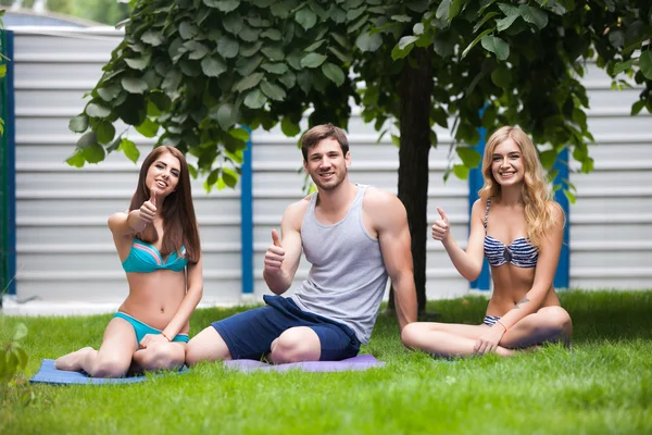 Yoga im Park praktizieren — Stockfoto
