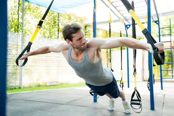 Mann beim Training mit Gurten auf der Straße — Stockfoto