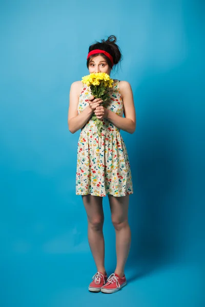 Renkli mavi duvara poz genç kız portresi — Stok fotoğraf