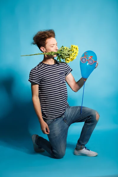 Retrato colorido de hombre joven divertido posando en la pared azul — Foto de Stock
