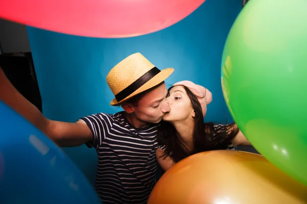 Casal engraçado no amor com bolas o estúdio — Fotografia de Stock