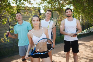 Raket tenis maçı mahkemede için poz