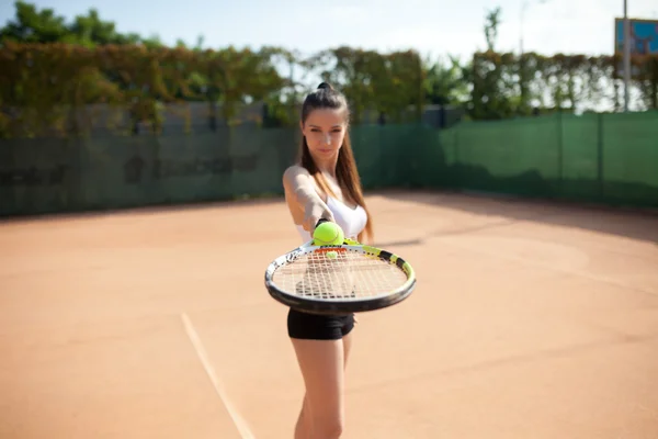 Tenis oynamaya sportif genç kız — Stok fotoğraf