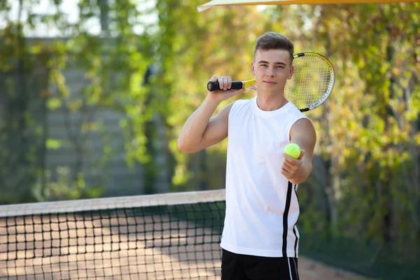 Genç adam play Tenis açık turuncu sahada — Stok fotoğraf