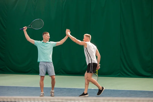 Doppio giocatore misto che colpisce la palla da tennis con il partner — Foto Stock