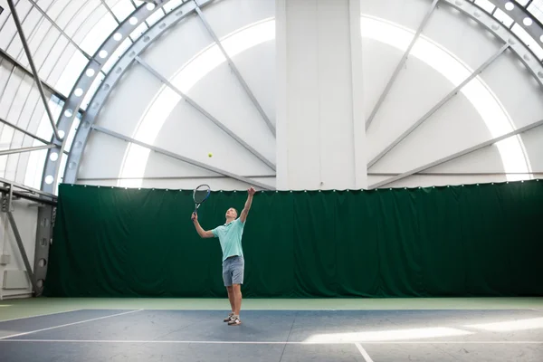 Fiatal férfi tenisz szabadtéri narancssárga bíróság — Stock Fotó