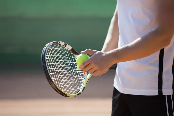 Oyuncular el ile tenis topu hizmet vermeye hazırlanıyor — Stok fotoğraf