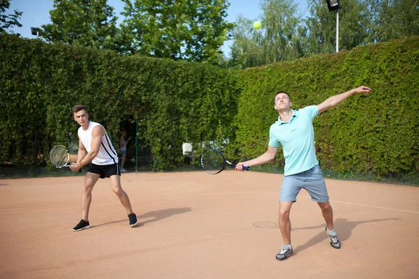 Karışık çiftler oyuncu tenis topu ile ortak isabet — Stok fotoğraf