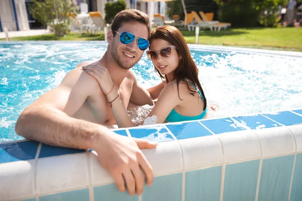 Jovem casal na piscina — Fotografia de Stock