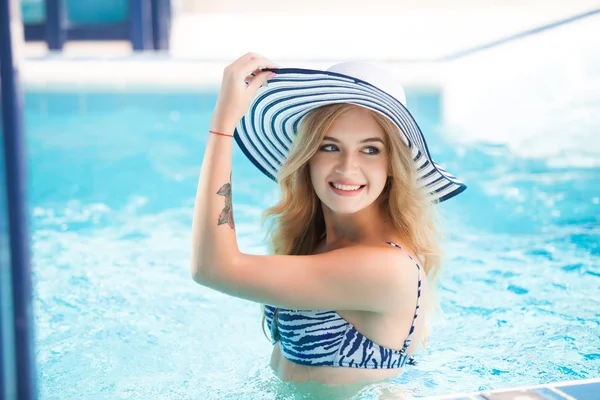 Sexy vrouw aan het zwembad — Stockfoto