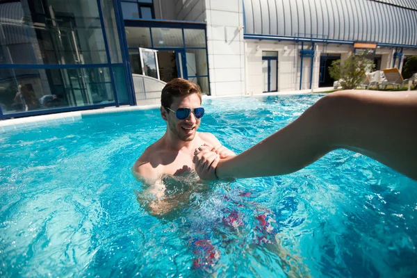 Hombre piscina en reposo en el verano — Foto de Stock