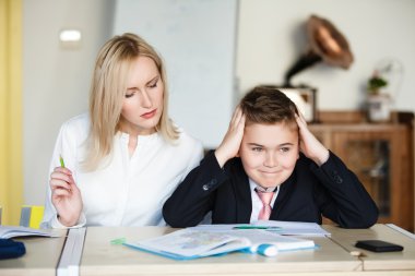 Okul. Çocuklar okulda öğrenirler. Eğitim öğrencileri