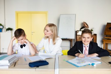 Okul. Çocuklar okulda öğrenirler. Eğitim öğrencileri