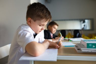 Okul. Çocuklar okulda öğrenirler. Eğitim öğrencileri
