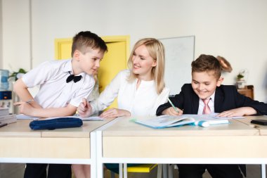 Okul. Çocuklar okulda öğrenirler. Eğitim öğrencileri