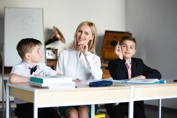 En la escuela. los niños aprenden en la escuela. formación de estudiantes — Foto de Stock