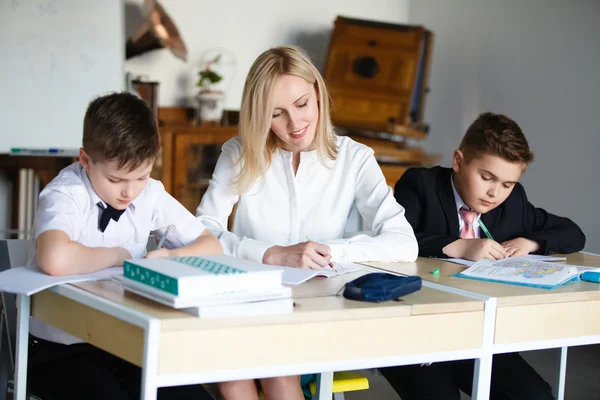 Skolan. barn lär sig i skolan. utbilda studenter — Stockfoto